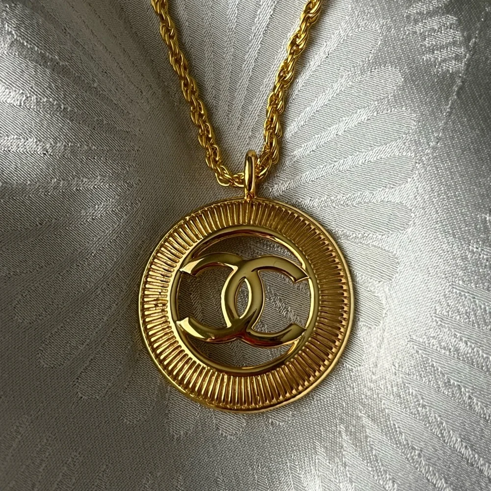 Large Vintage Round CC Chanel Necklace - Picture 2 of 11